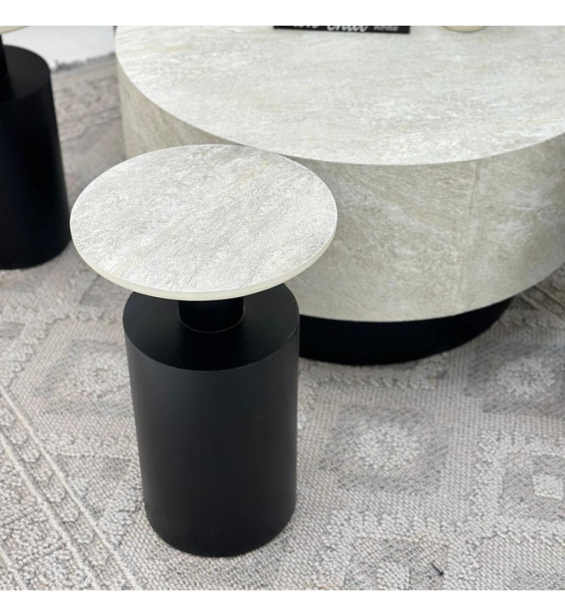 طقم طاولات اسطواني 5قطع سطح بديل الحجر قاعدة خشب لون اسود