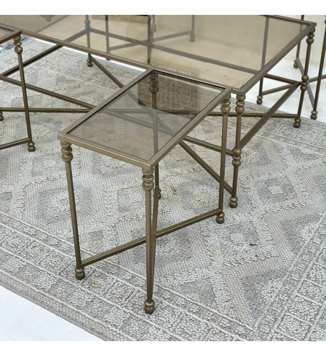 طقم طاولات 5قطع سطح زجاج شفاف قاعده حديد لون زيتي معدني طقم طاولات 5قطع سطح زجاج شفاف قاعده حديد لون زيتي معدني