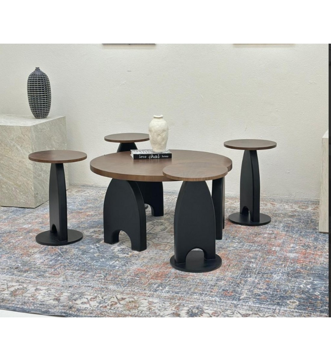 طقم طاولات 5قطع سطح قشرة الجوز قاعده خشب لون اسود طقم طاولات 5قطع سطح قشرة الجوز قاعده خشب لون اسود