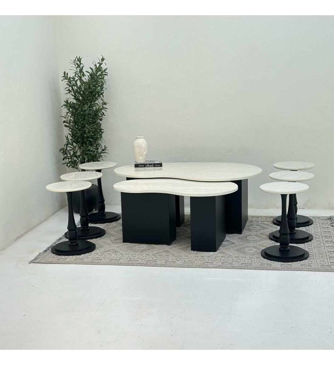 طقم طاولات كلياوي 8قطع سطح بديل الرخام ترافنتينو قاعده خشب لون اسود