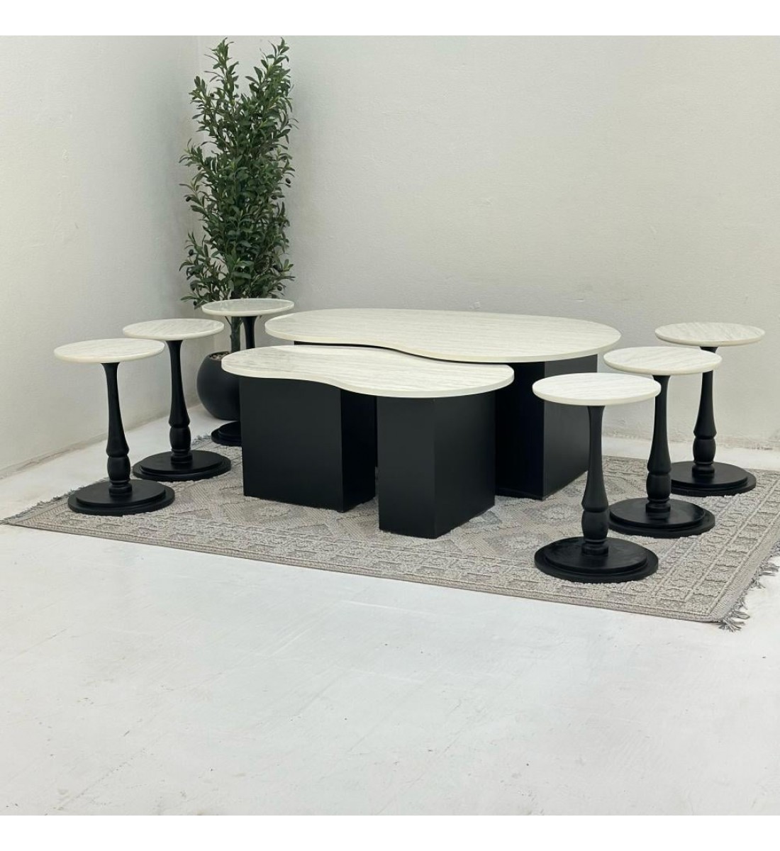 طقم طاولات كلياوي 8قطع سطح بديل الرخام ترافنتينو قاعده خشب لون اسود