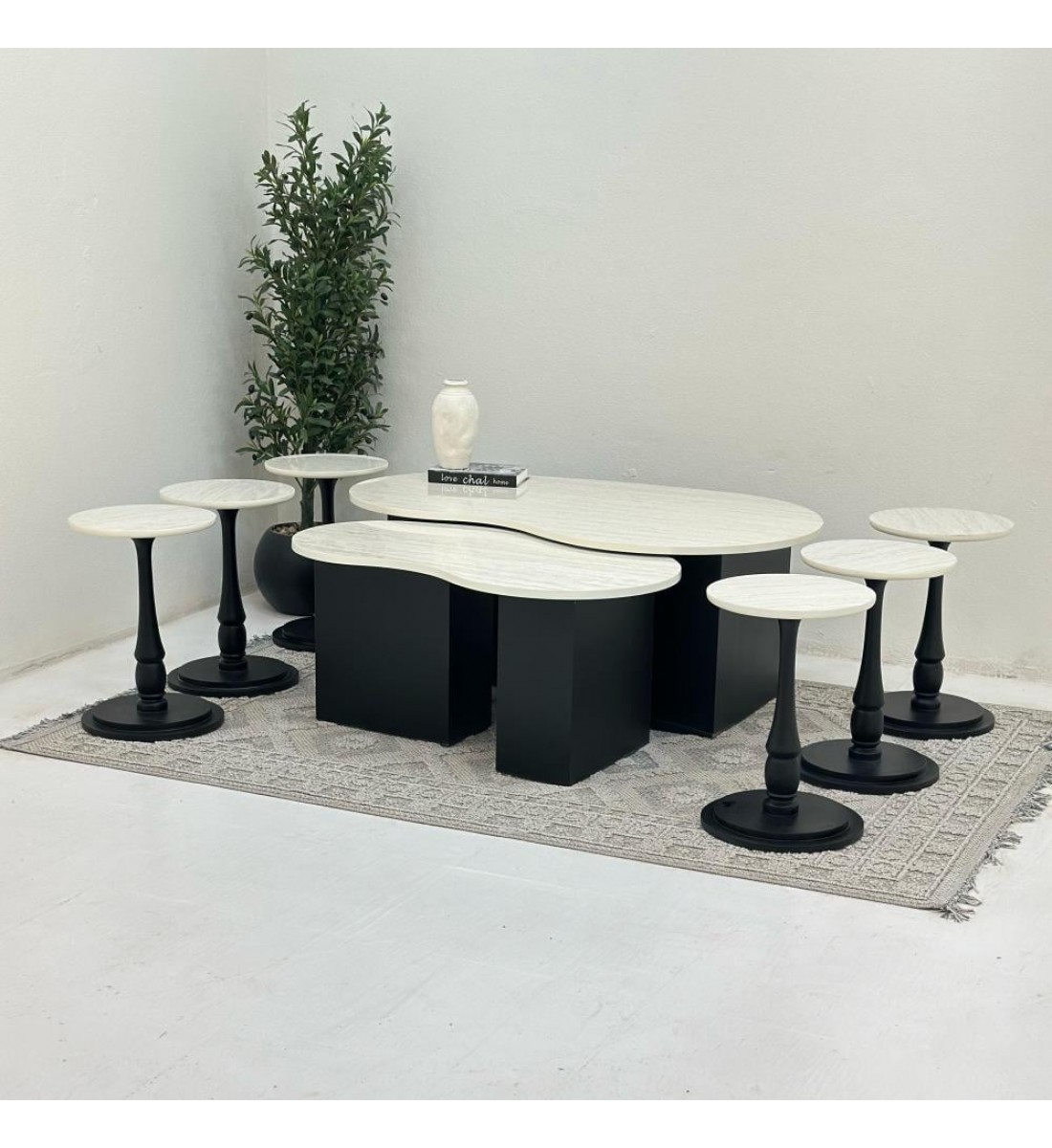 طقم طاولات كلياوي 8قطع سطح بديل الرخام ترافنتينو قاعده خشب لون اسود