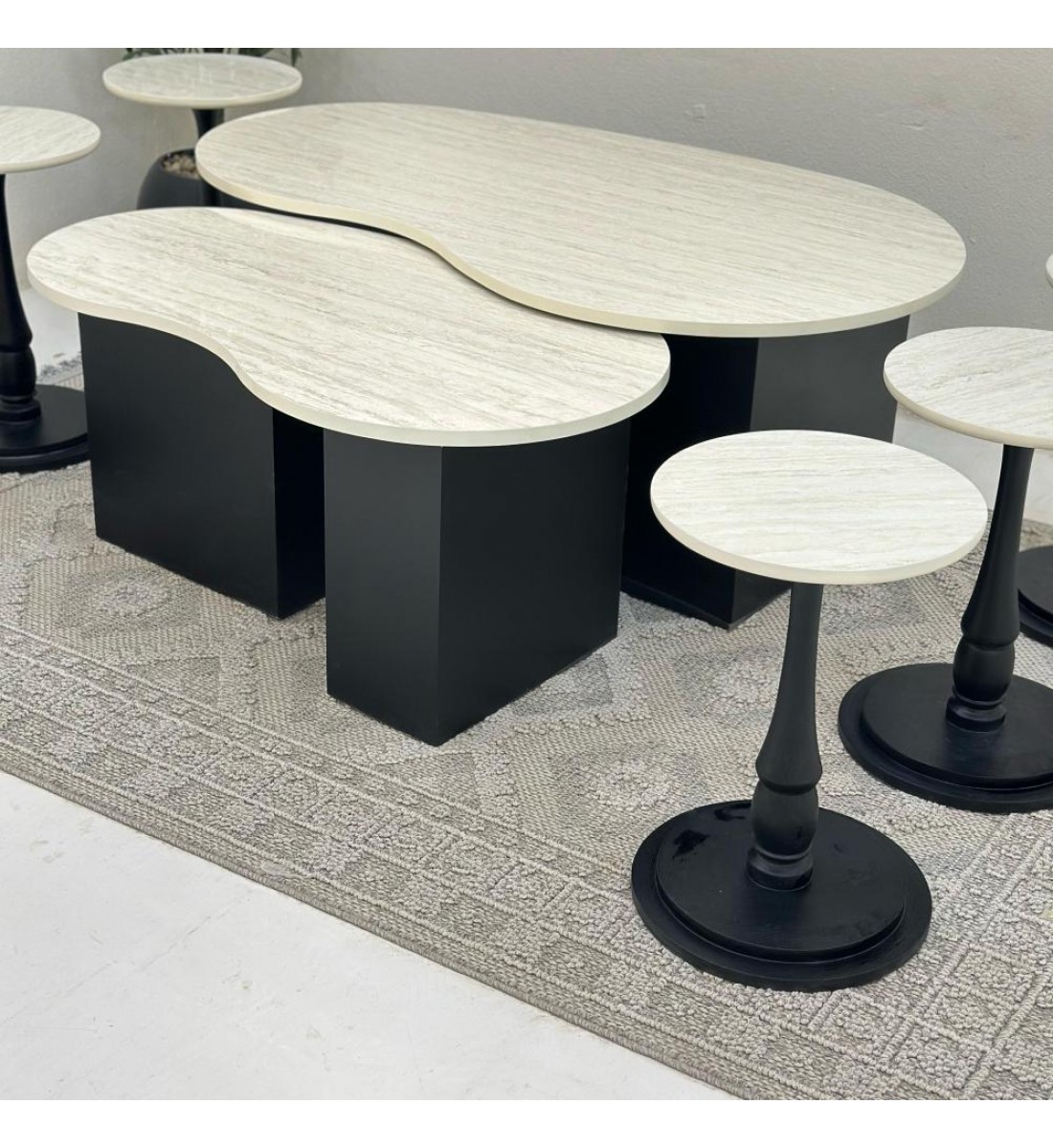 طقم طاولات كلياوي 8قطع سطح بديل الرخام ترافنتينو قاعده خشب لون اسود