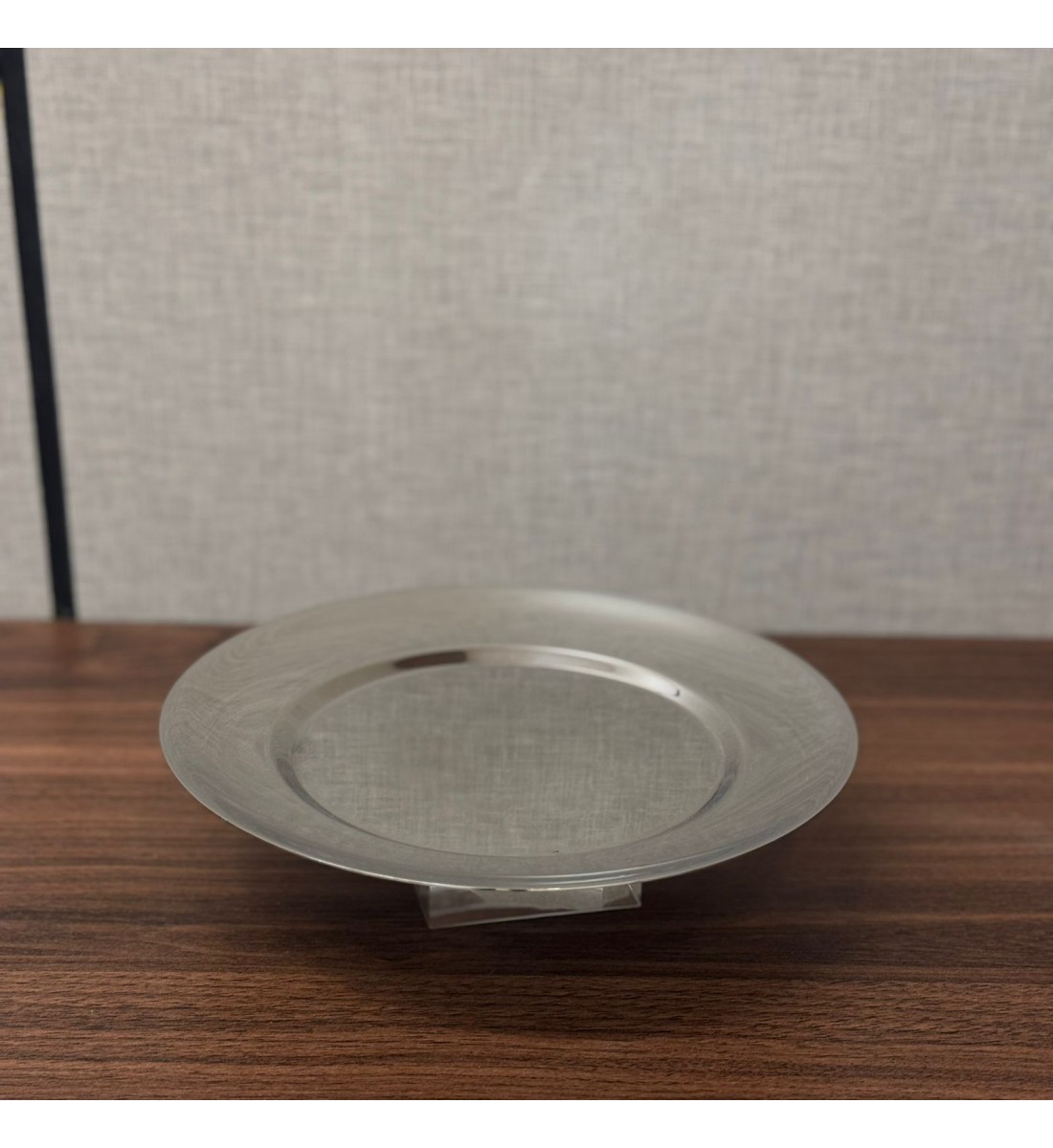 A serving plate made of stainless steel with an acrylic base, measuring 22×22×5 cm.