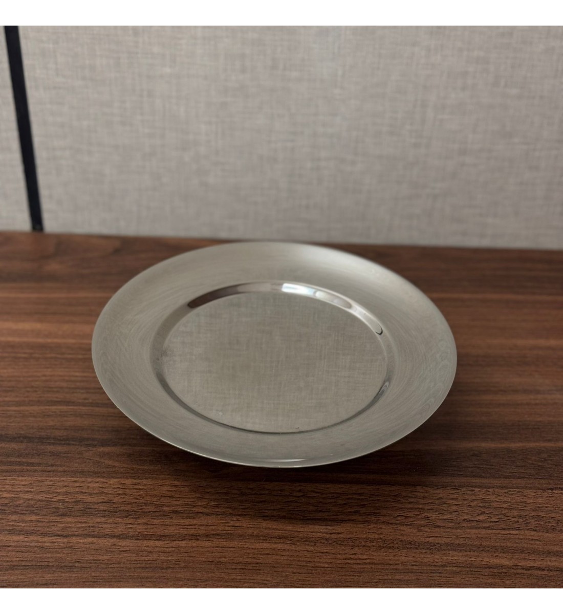 A serving plate made of stainless steel with an acrylic base, measuring 22×22×5 cm.