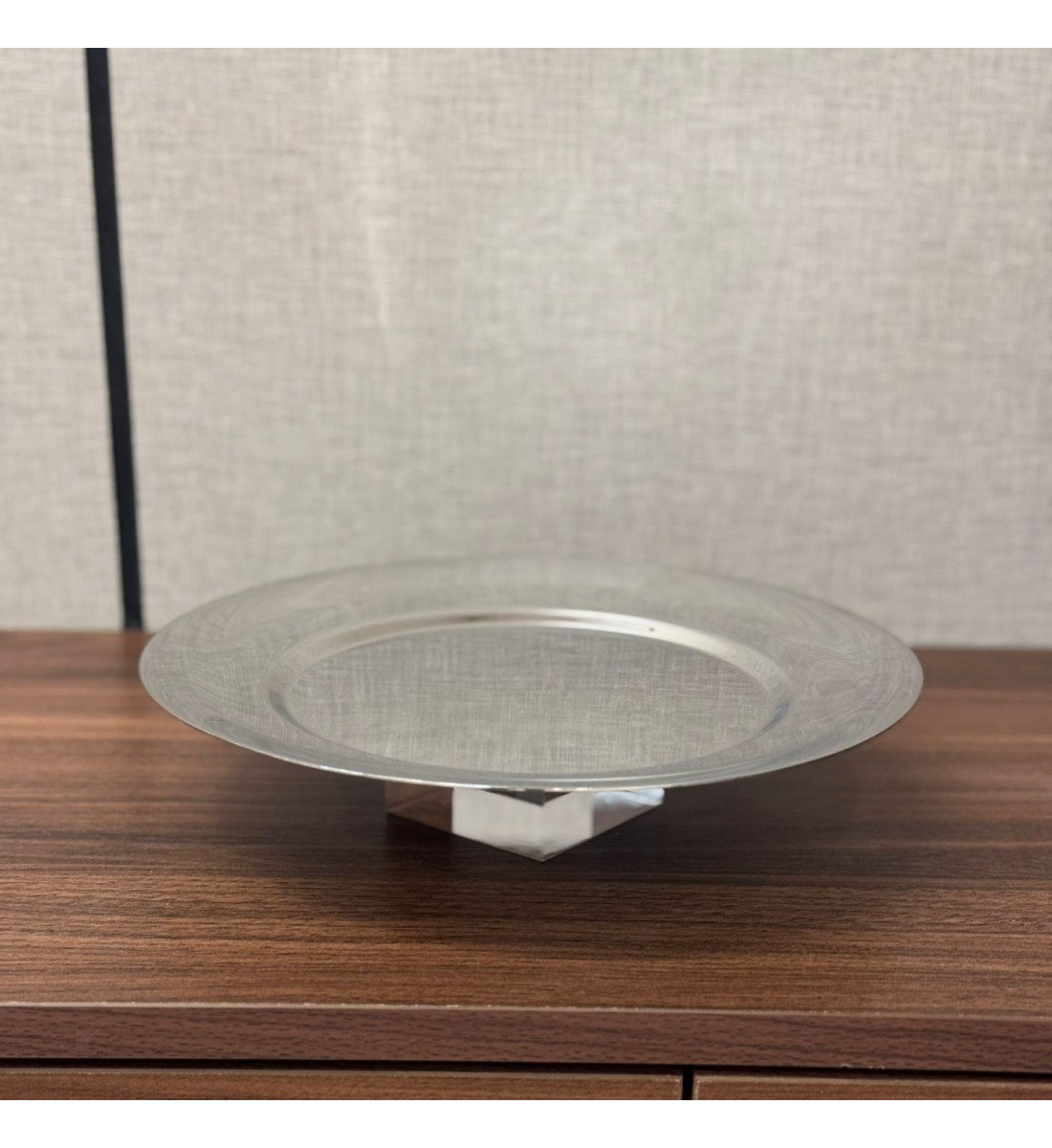 A serving tray made of stainless steel with an acrylic base, measuring 26×26×6 cm.