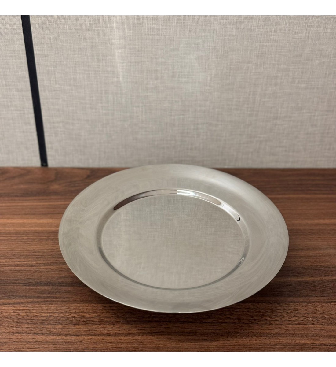A serving tray made of stainless steel with an acrylic base, measuring 26×26×6 cm.