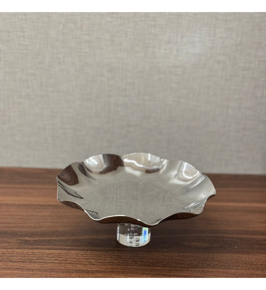 A serving plate made of stainless steel with an acrylic base, measuring 20×20×8 cm.