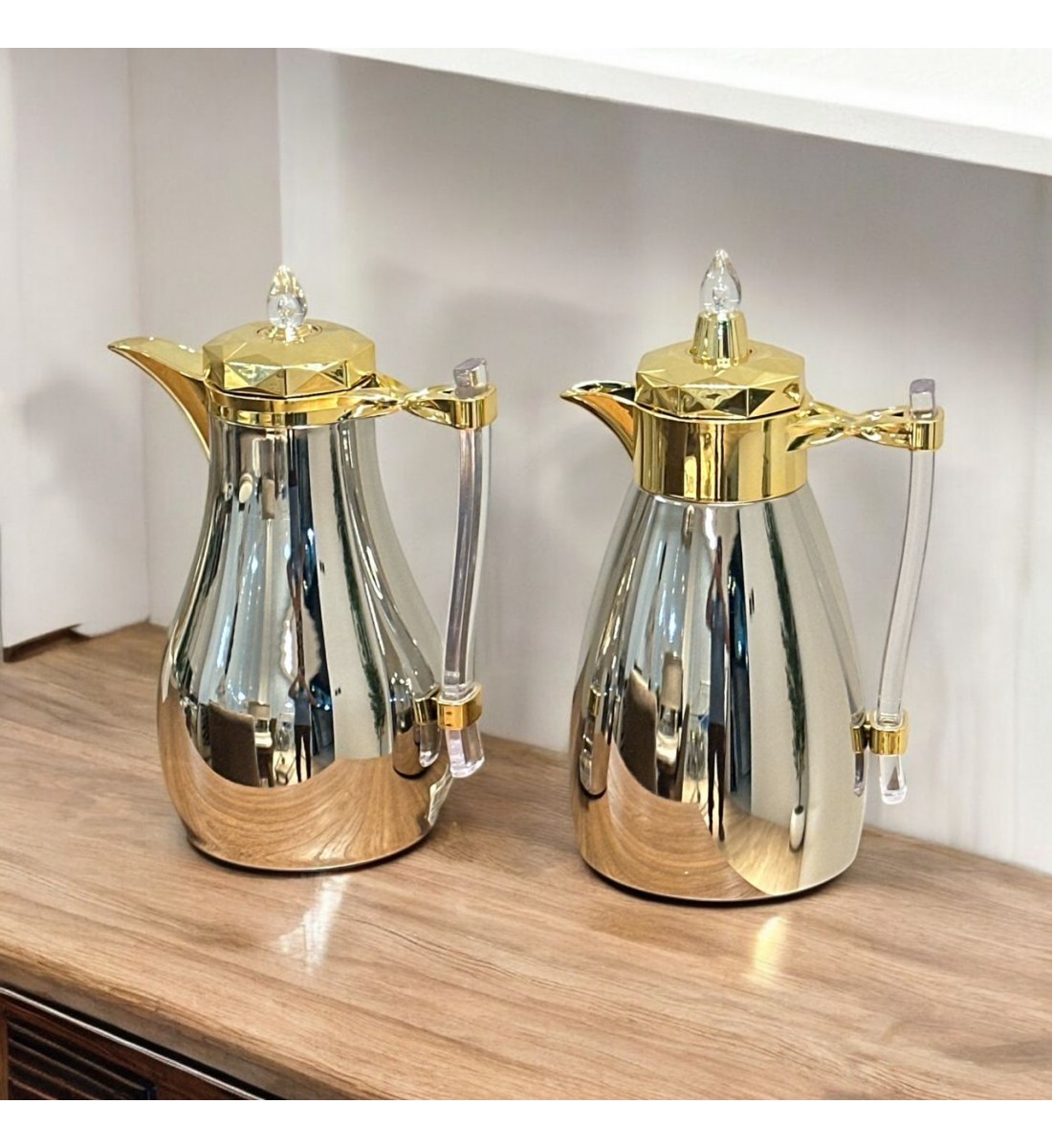 طقم ترامس يتصميم عصري الدانة باللون الفضي والذهبي ممسك اكرلك طقم ترامس يتصميم عصري الدانة باللون الفضي والذهبي ممسك اكرلك