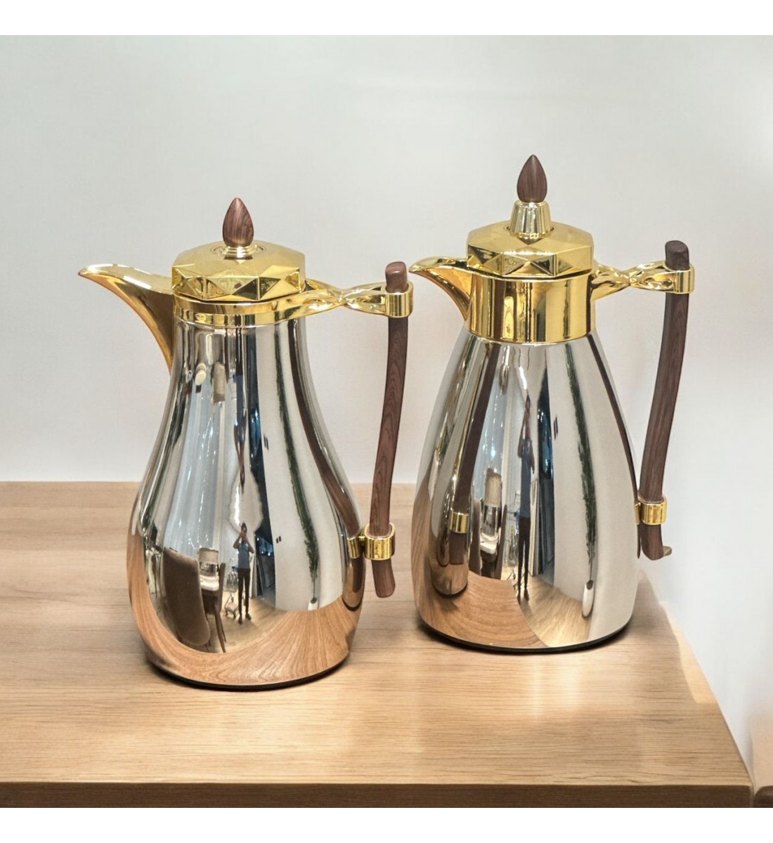  طقم ترامس يتصميم عصري الدانة  باللون الفضي والذهبي ممسك خشبي 