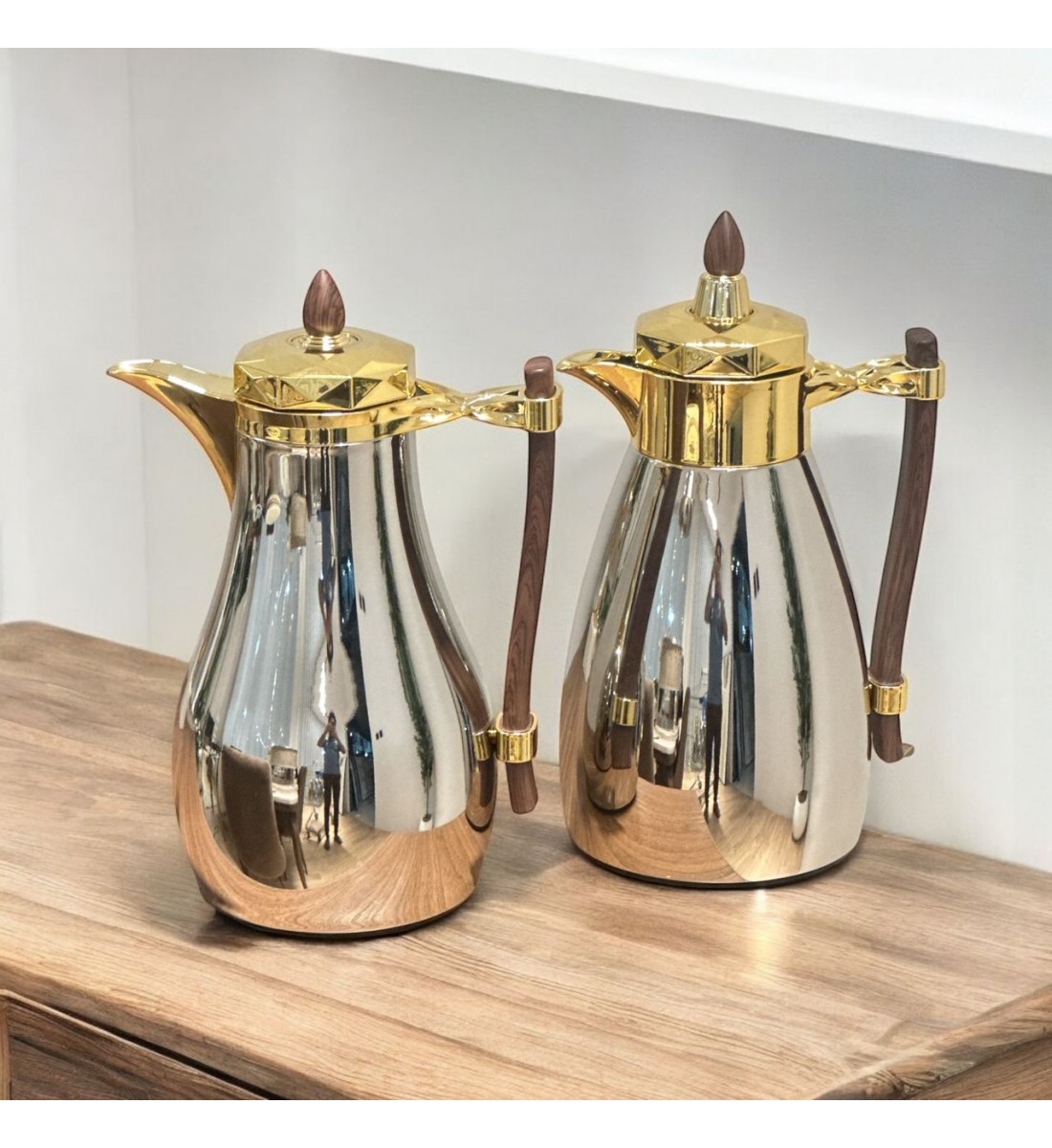  طقم ترامس يتصميم عصري الدانة  باللون الفضي والذهبي ممسك خشبي 