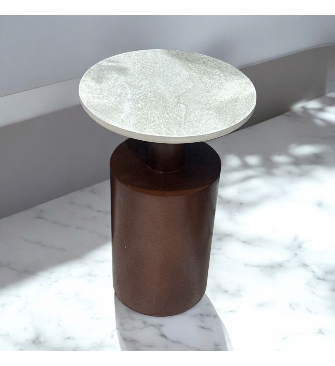 طاولة تقديم اسطواني  سطح بديل الحجر  ملمس خشن قاعدة خشب لون بني 55×35×35سم 