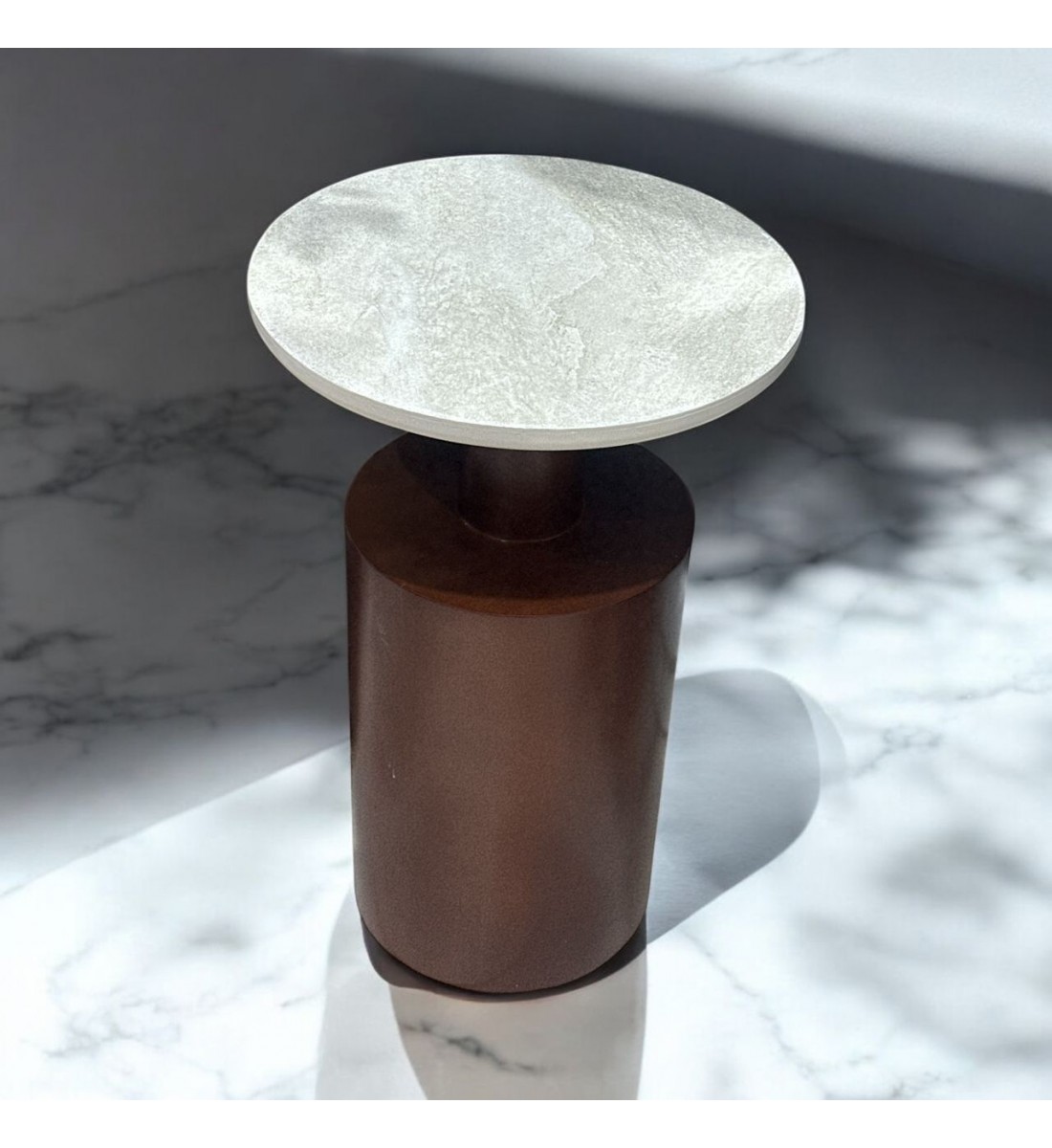 طاولة تقديم اسطواني  سطح بديل الحجر  ملمس خشن قاعدة خشب لون بني 55×35×35سم 