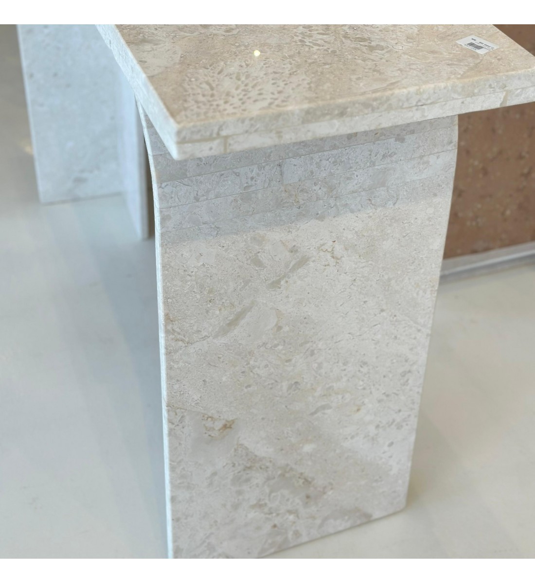 طاولة كونسول رخام عماني140×40×87سم (منتج تفصيل ) طاولة كونسول رخام عماني140×40×87سم (منتج تفصيل )