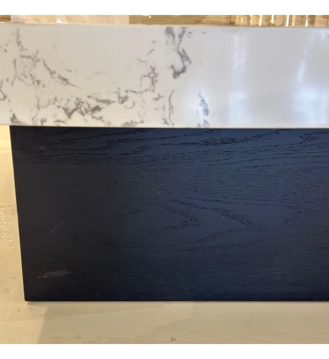 طاولة بتصميم انيق رخام - ابيض قاعده خشب الجوز واسود 100×100×40سم (منتج تفصيل )