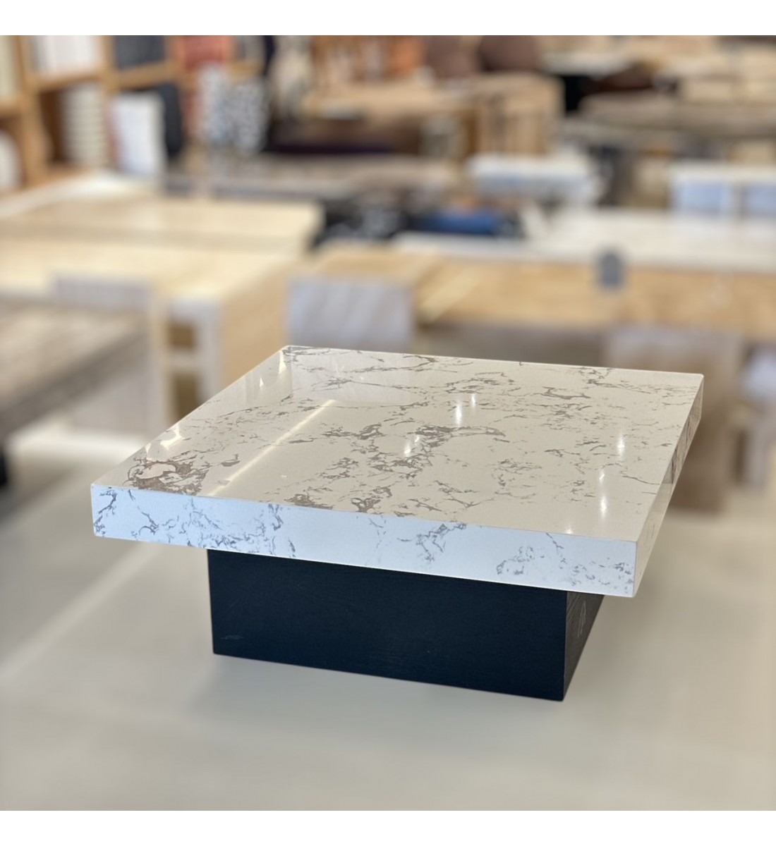 طاولة بتصميم انيق رخام - ابيض قاعده خشب الجوز واسود 100×100×40سم (منتج تفصيل )