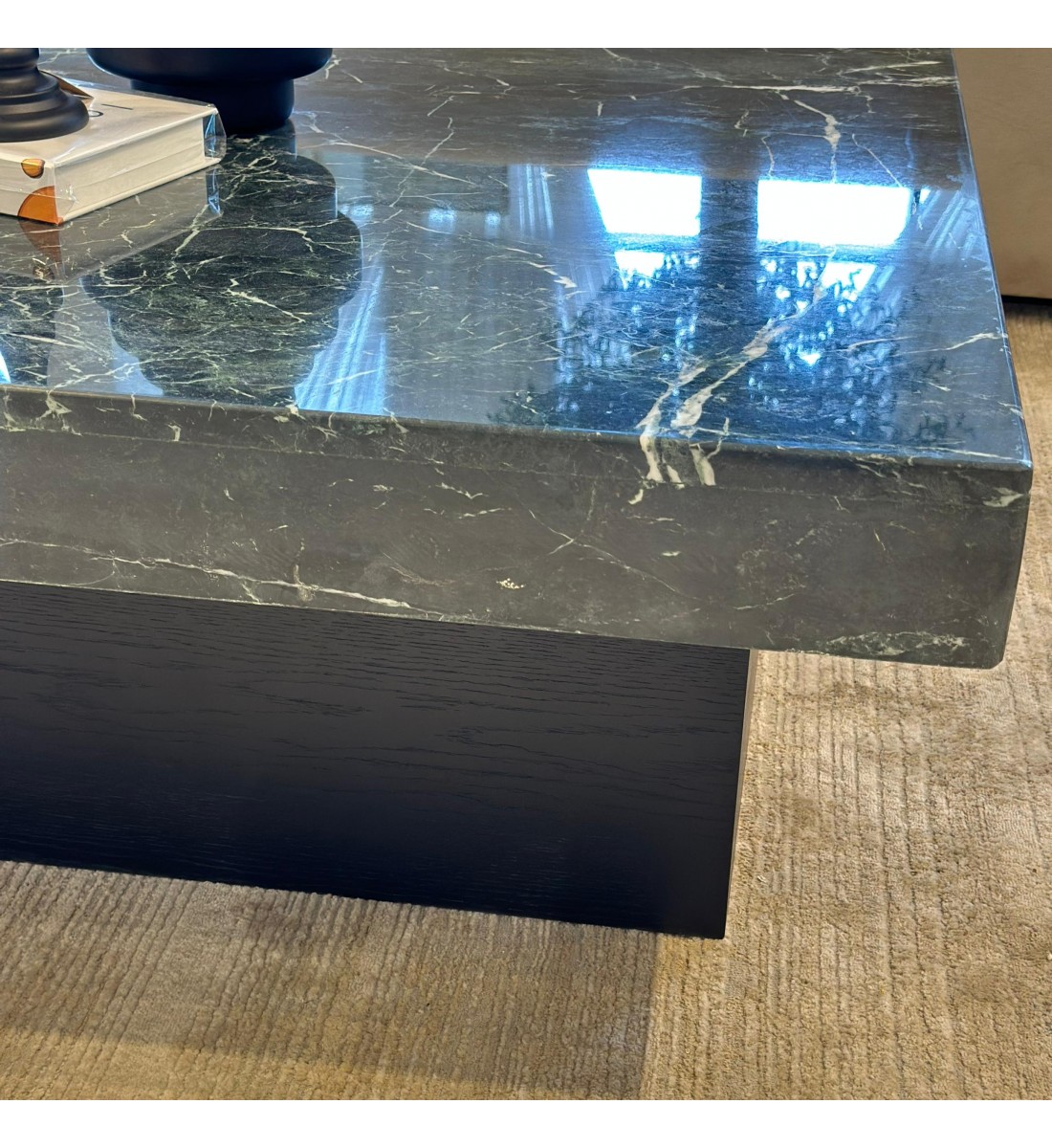 طاولة بتصميم انيق رخام - اخظر قاعده خشب واسود 110×110×40سم (منتج تفصيل )