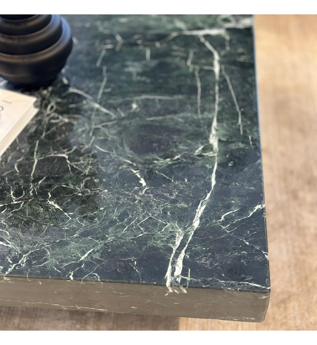 طاولة بتصميم انيق رخام - اخظر قاعده خشب واسود 110×110×40سم (منتج تفصيل )