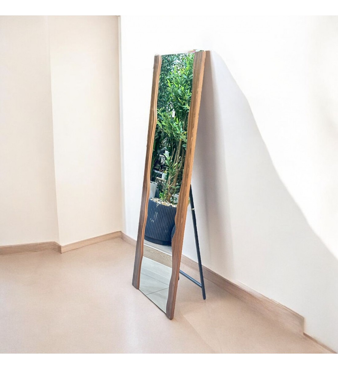 مرايا ستاند خشب بتصميم فريد باللون البني مقاس170×60سم 