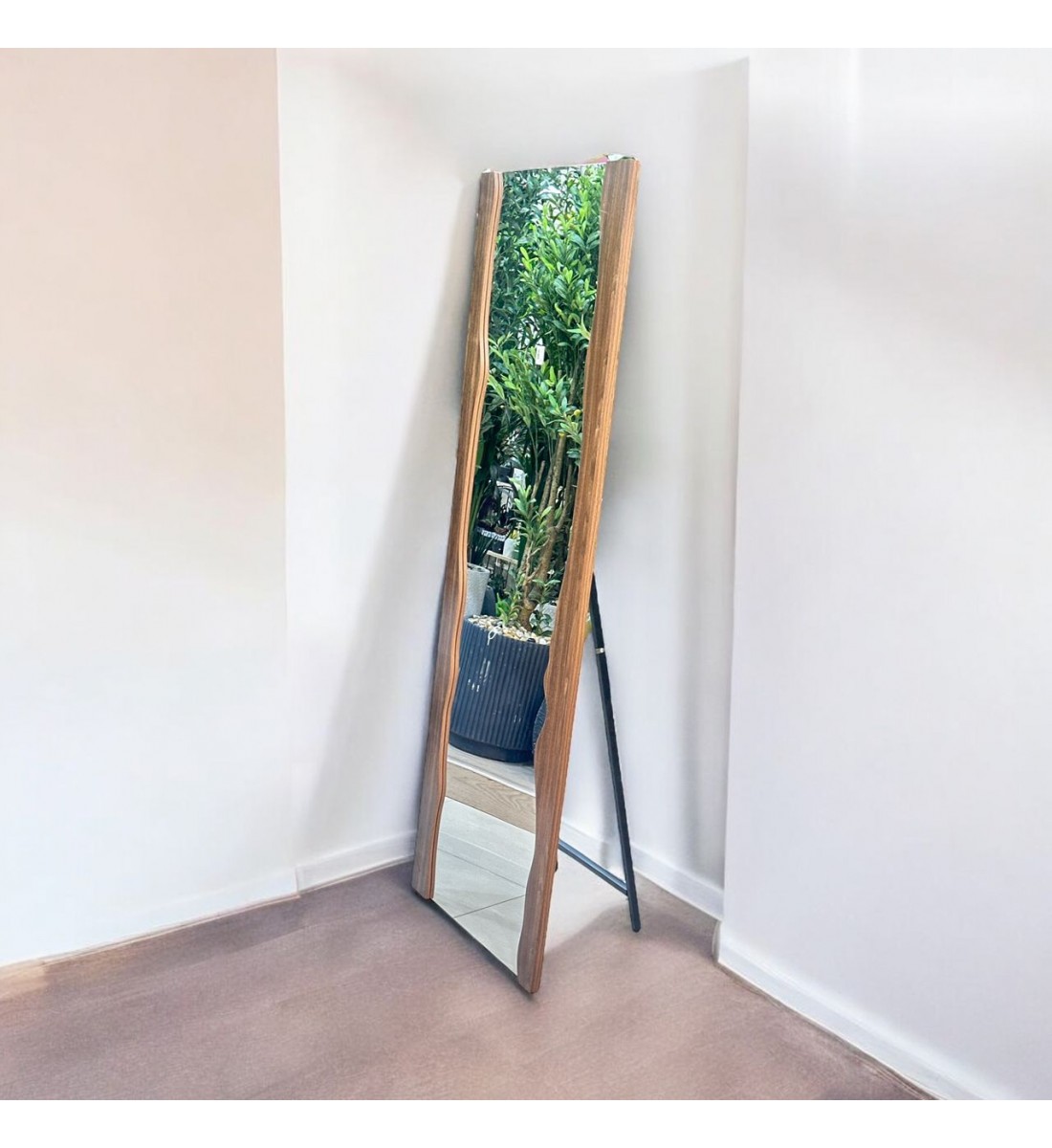 مرايا ستاند خشب بتصميم فريد باللون البني مقاس170×60سم 