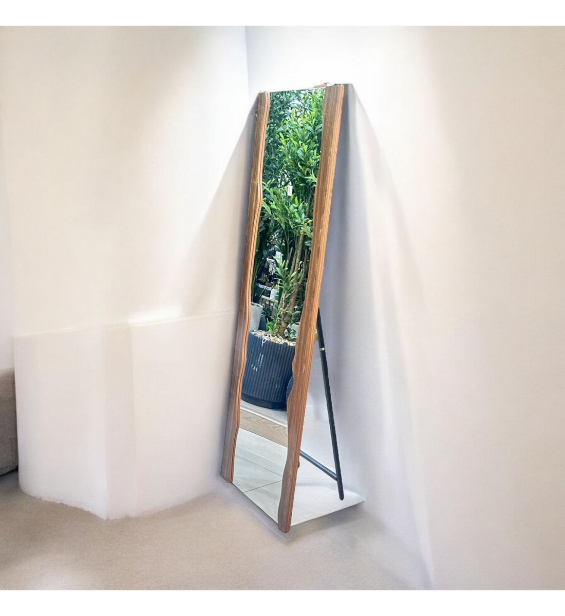 مرايا ستاند خشب بتصميم فريد باللون البني مقاس170×60سم 
