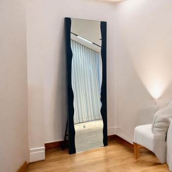 مرايا ستاند خشب بتصميم فريد باللون اسود مقاس170×60سم 