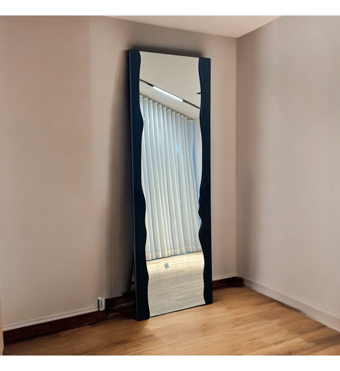 مرايا ستاند خشب بتصميم فريد باللون اسود مقاس170×60سم مرايا ستاند خشب بتصميم فريد باللون اسود مقاس170×60سم