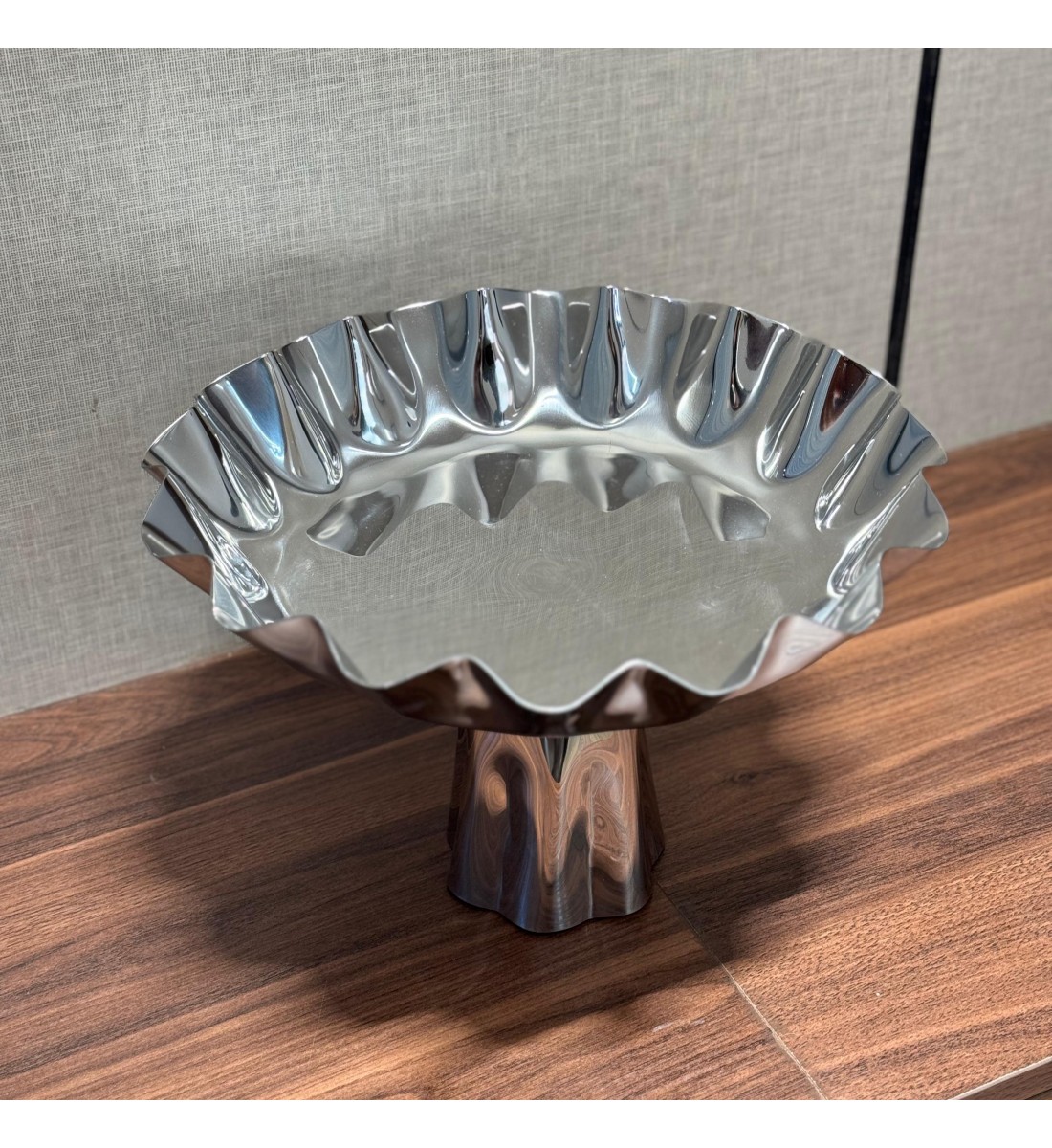 صحن تقديم من الاستانلس استيل  وقاعده مقاس28×28×19سم 