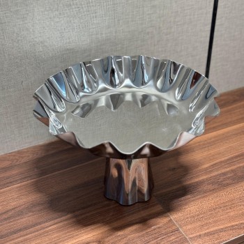 صحن تقديم من الاستانلس استيل  وقاعده مقاس28×28×19سم 