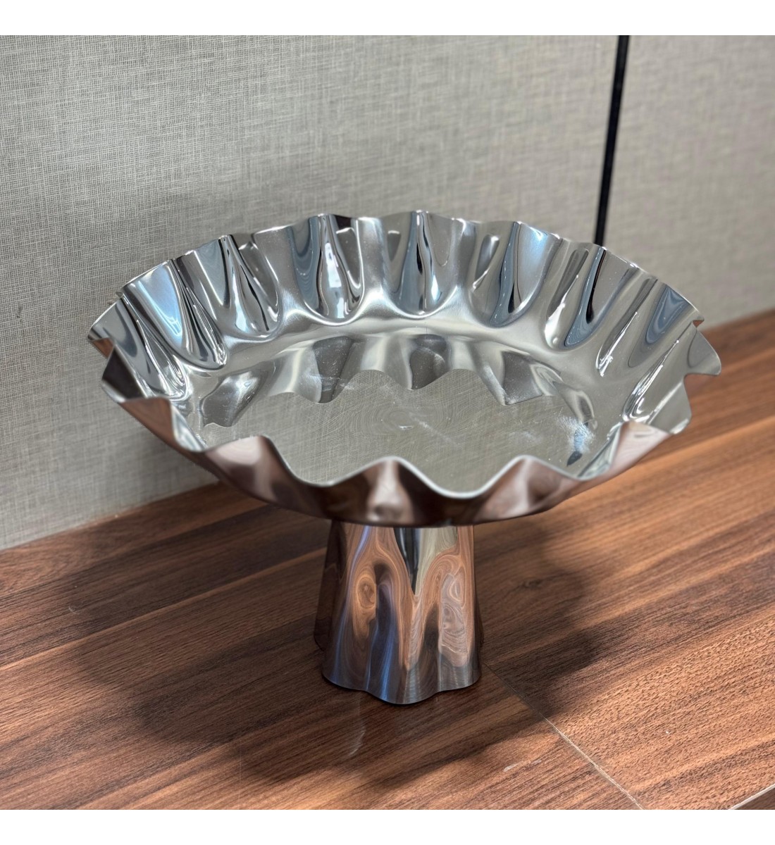 صحن تقديم من الاستانلس استيل  وقاعده مقاس28×28×19سم 