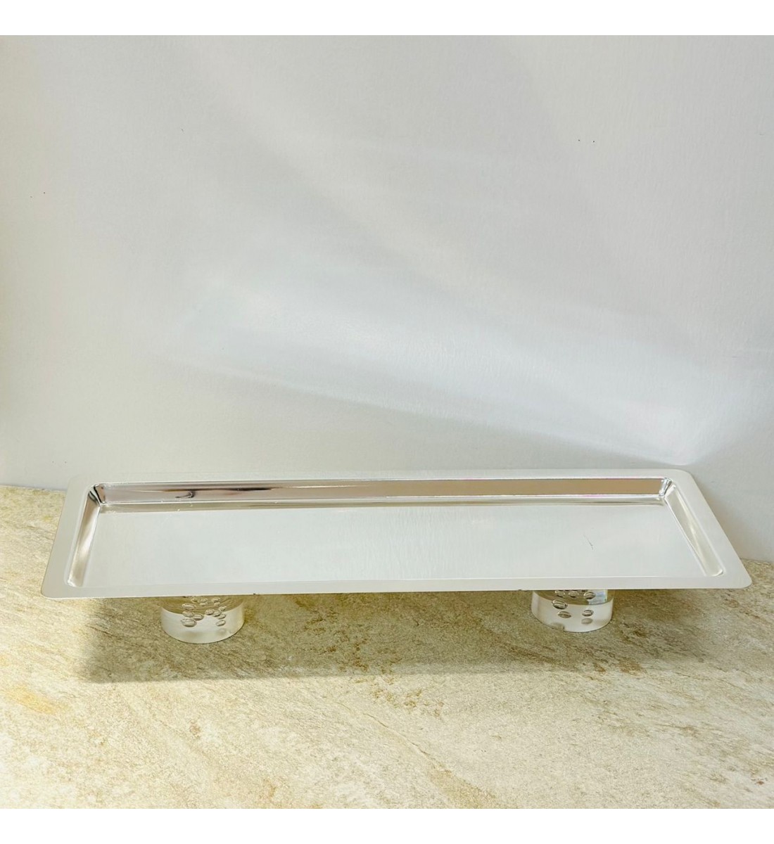 صحن تقديم ضيافة فاخر من الستانلس ستيل قاعده اكرلك – فضي –47×17×7سم صحن تقديم ضيافة فاخر من الستانلس ستيل قاعده اكرلك – فضي –47×17×7سم