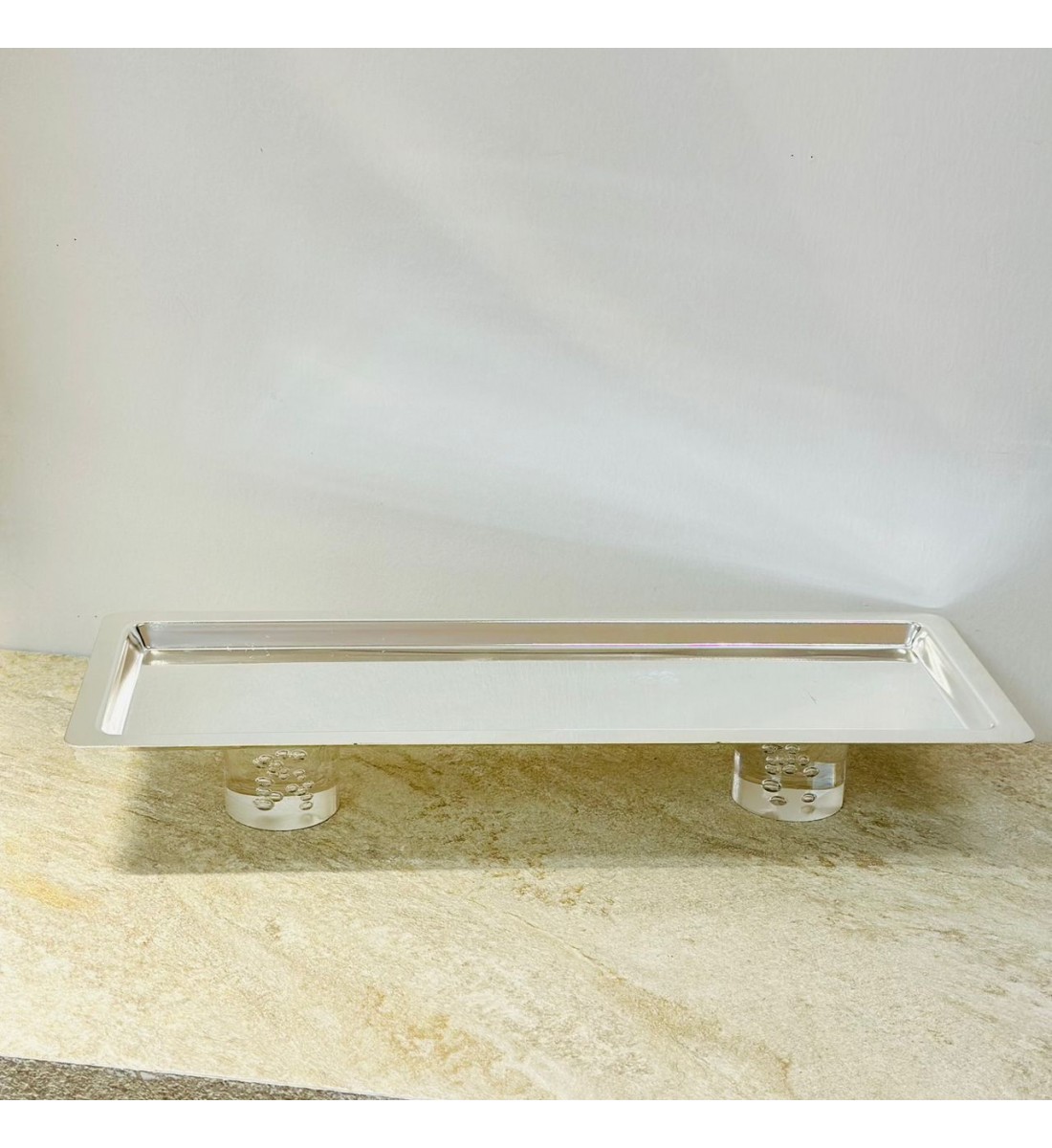 صحن تقديم ضيافة فاخر من الستانلس ستيل قاعده اكرلك – فضي –47×17×7سم صحن تقديم ضيافة فاخر من الستانلس ستيل قاعده اكرلك – فضي –47×17×7سم