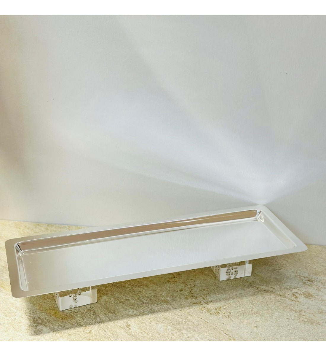 صحن تقديم ضيافة فاخر من الستانلس ستيل قاعده اكرلك – فضي –47×17×7سم صحن تقديم ضيافة فاخر من الستانلس ستيل قاعده اكرلك – فضي –47×17×7سم