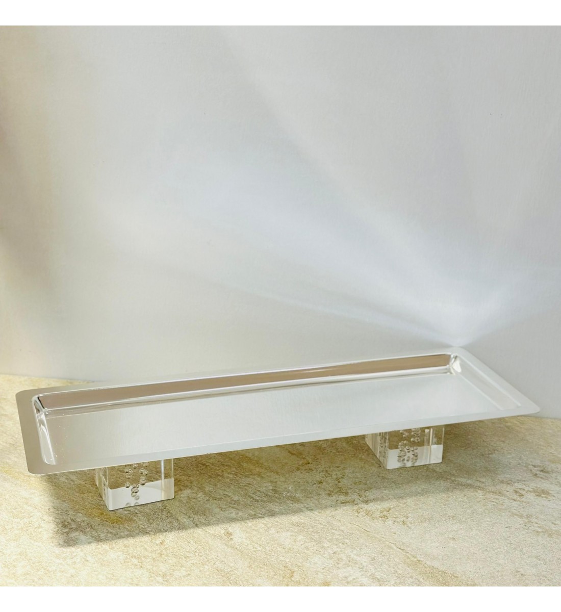 صحن تقديم ضيافة فاخر من الستانلس ستيل قاعده اكرلك – فضي –47×17×7سم صحن تقديم ضيافة فاخر من الستانلس ستيل قاعده اكرلك – فضي –47×17×7سم