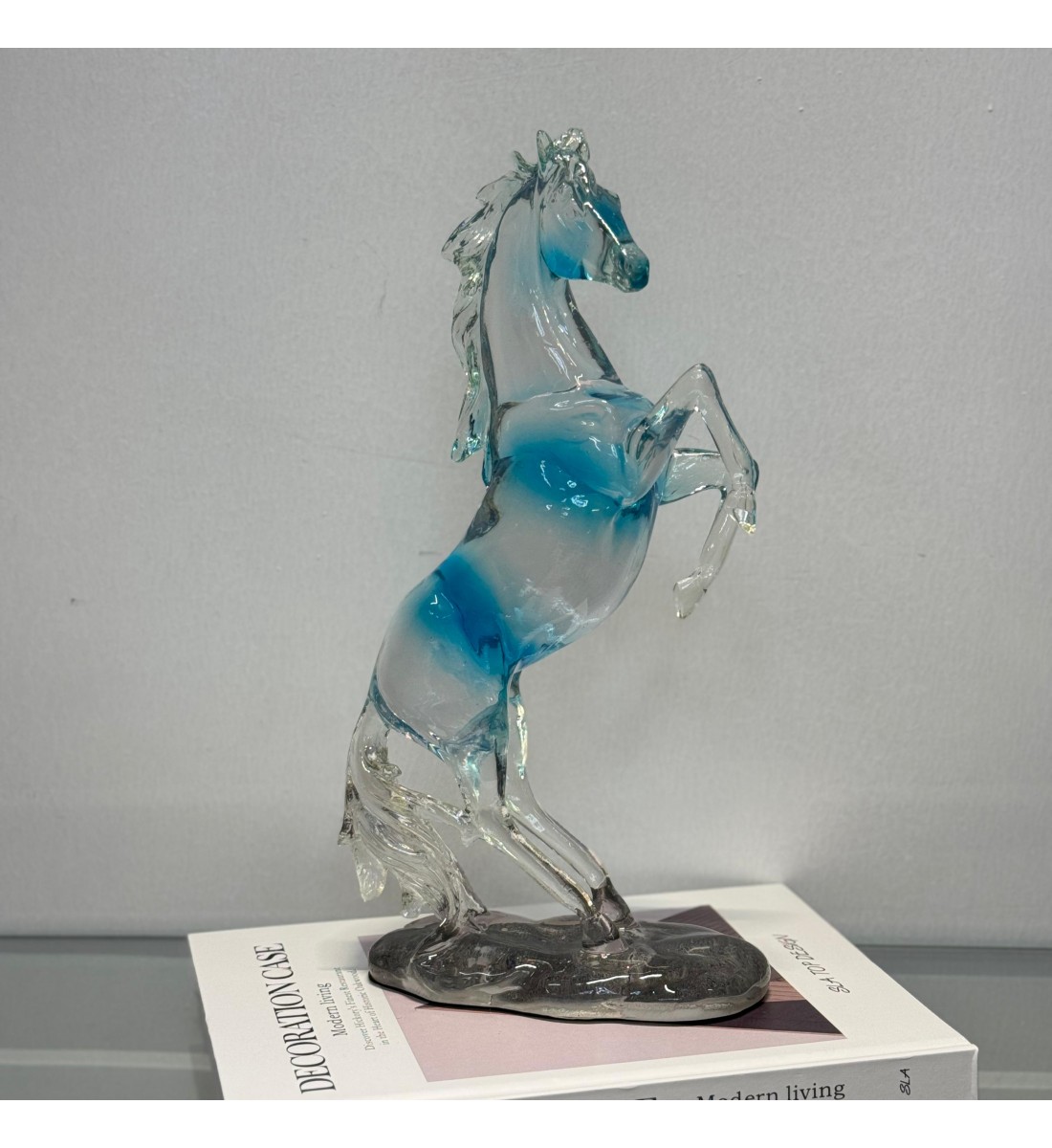 تمثال حصان الحصان المنحوت هذا هو قطعة ديكور فنية يمكن استخدامها لتزيين المنازل أو المكاتب. 34×7×16سم 