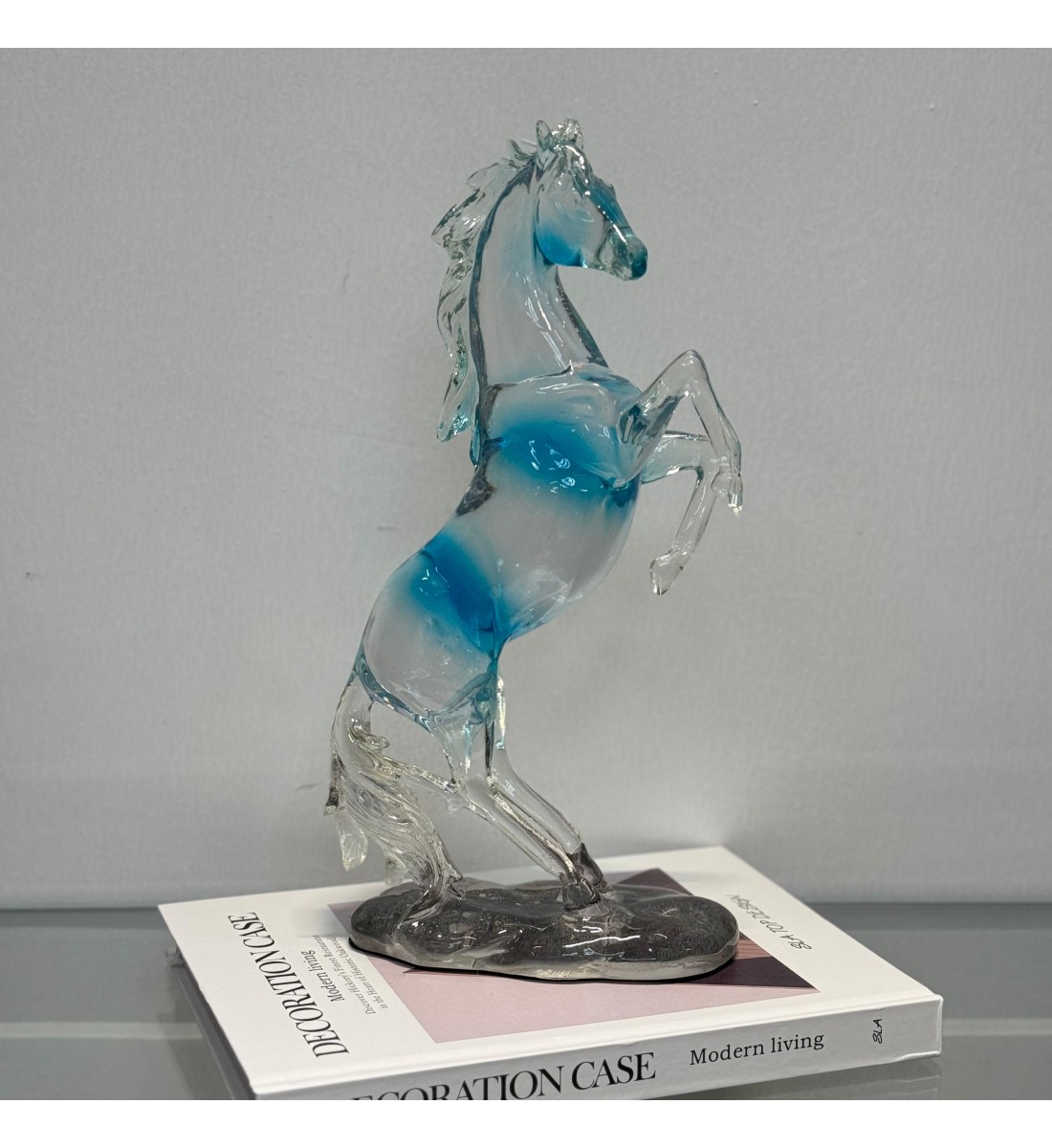 تمثال حصان الحصان المنحوت هذا هو قطعة ديكور فنية يمكن استخدامها لتزيين المنازل أو المكاتب. 34×7×16سم 