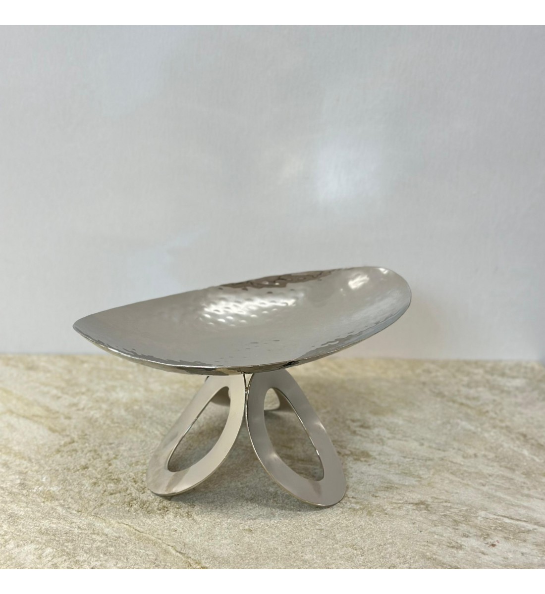 صحن تقديم ضيافة فاخر من المعدن ستيل بقاعده 26×14×12سم صحن تقديم ضيافة فاخر من المعدن ستيل بقاعده 26×14×12سم