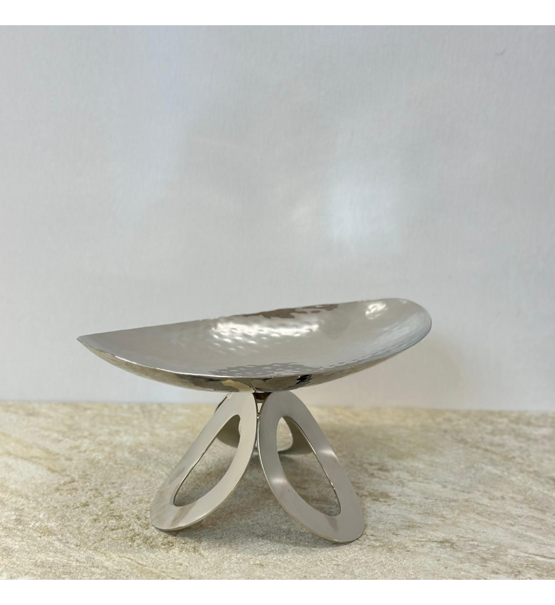 صحن تقديم ضيافة فاخر من المعدن ستيل بقاعده 26×14×12سم صحن تقديم ضيافة فاخر من المعدن ستيل بقاعده 26×14×12سم