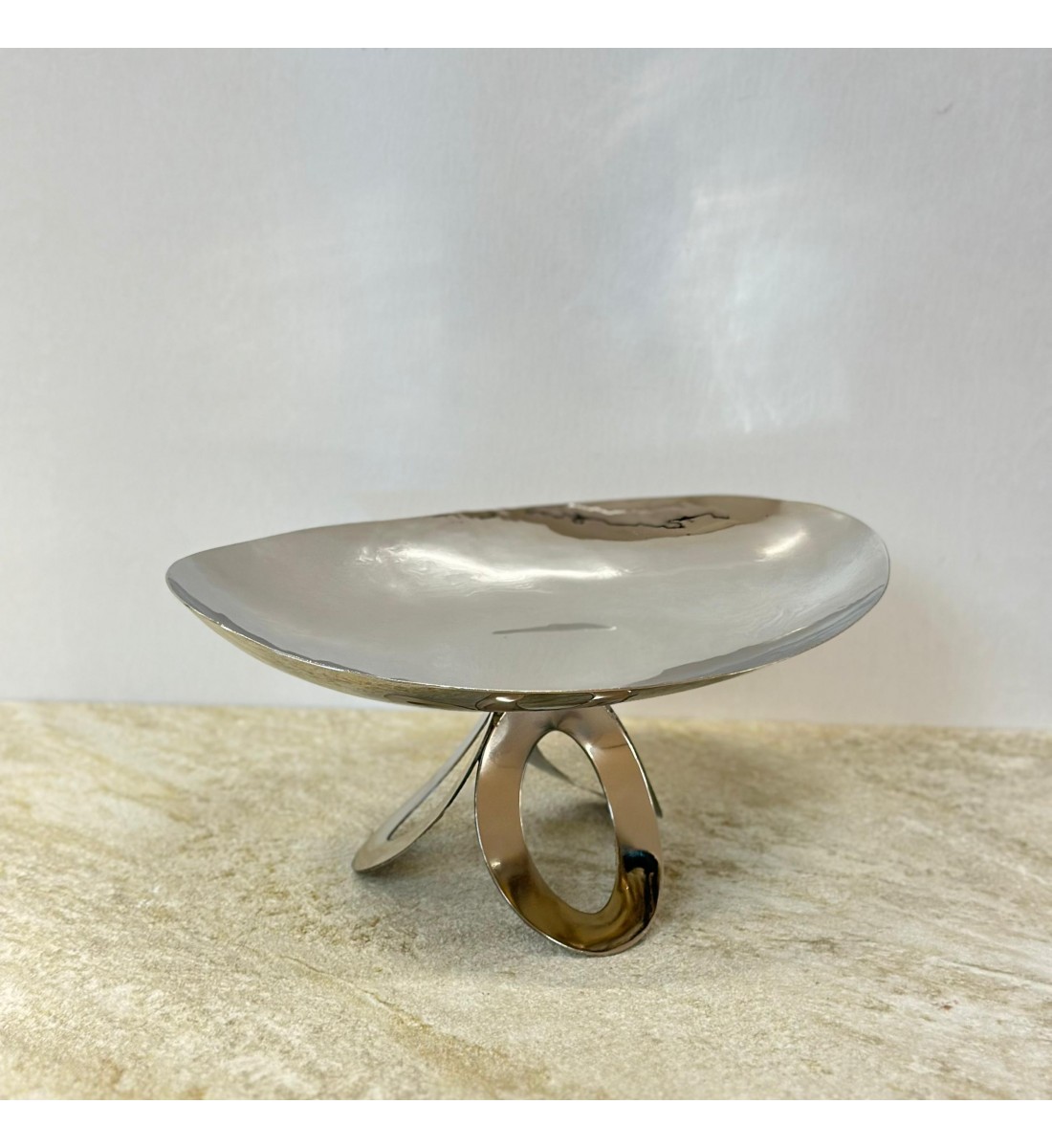 صحن تقديم ضيافة فاخر من المعدن ستيل بقاعده 26×14×12سم صحن تقديم ضيافة فاخر من المعدن ستيل بقاعده 26×14×12سم