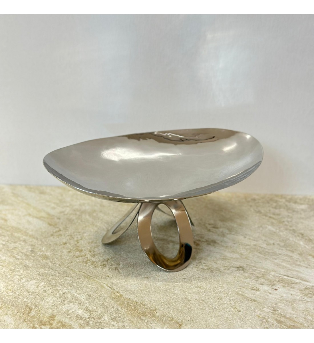 صحن تقديم ضيافة فاخر من المعدن ستيل بقاعده 26×14×12سم صحن تقديم ضيافة فاخر من المعدن ستيل بقاعده 26×14×12سم