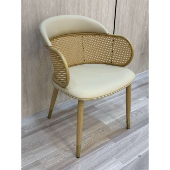 كرسي كافيه خشبي مع جلد بيج للمقعد والظهر بيد خشب وظهر رتان 45×55×75سم 