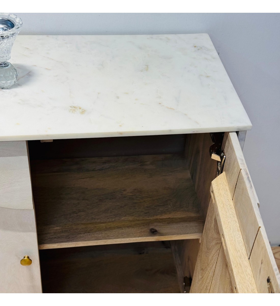 ركن كوفي خشب هندي سطح رخام 81×36×79سم ركن كوفي خشب هندي سطح رخام 81×36×79سم