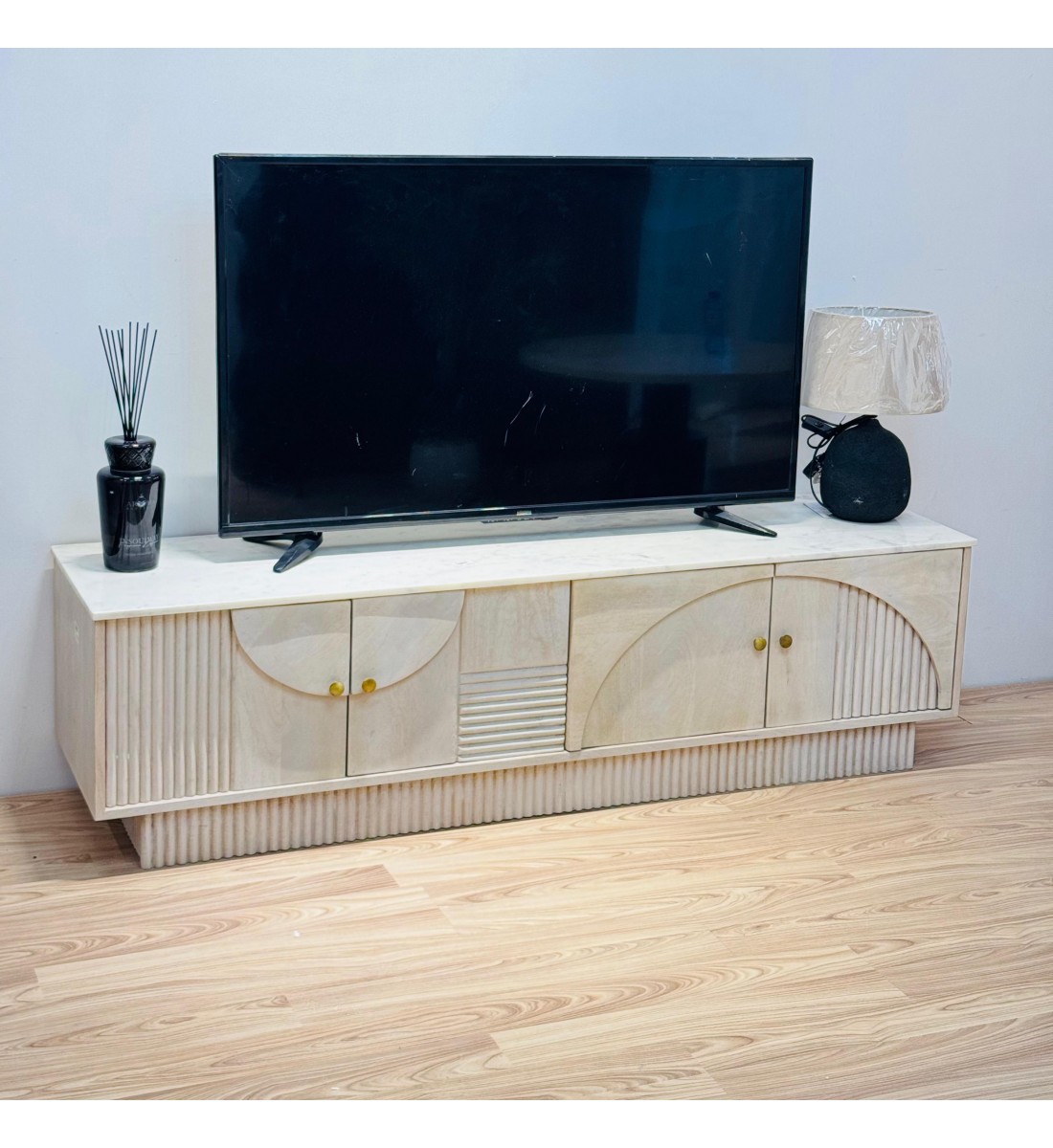  طاولة شاشة بلازما  تلفاز تصميم انيق خشب هندي سطح رخام 161×45×40سم 