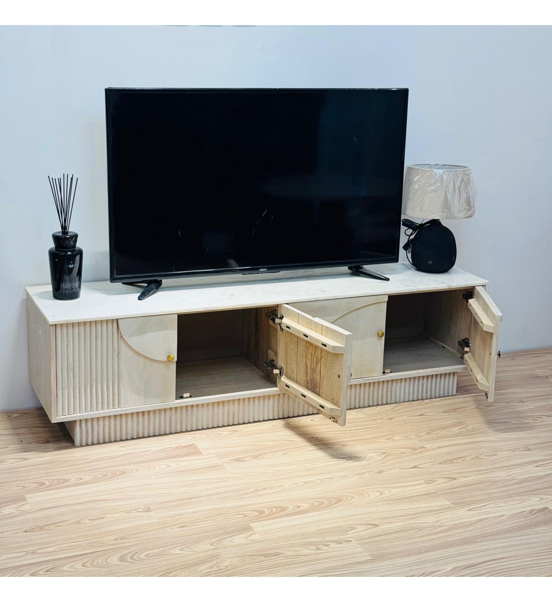  طاولة شاشة بلازما  تلفاز تصميم انيق خشب هندي سطح رخام 161×45×40سم 