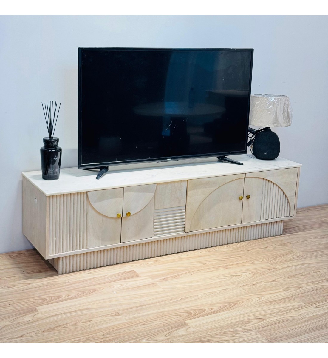  طاولة شاشة بلازما  تلفاز تصميم انيق خشب هندي سطح رخام 161×45×40سم 