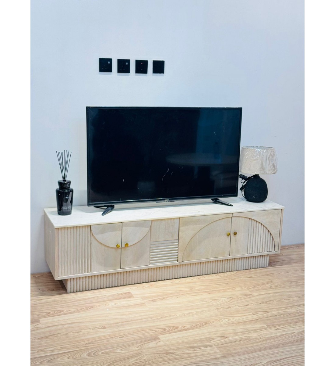  طاولة شاشة بلازما  تلفاز تصميم انيق خشب هندي سطح رخام 161×45×40سم 