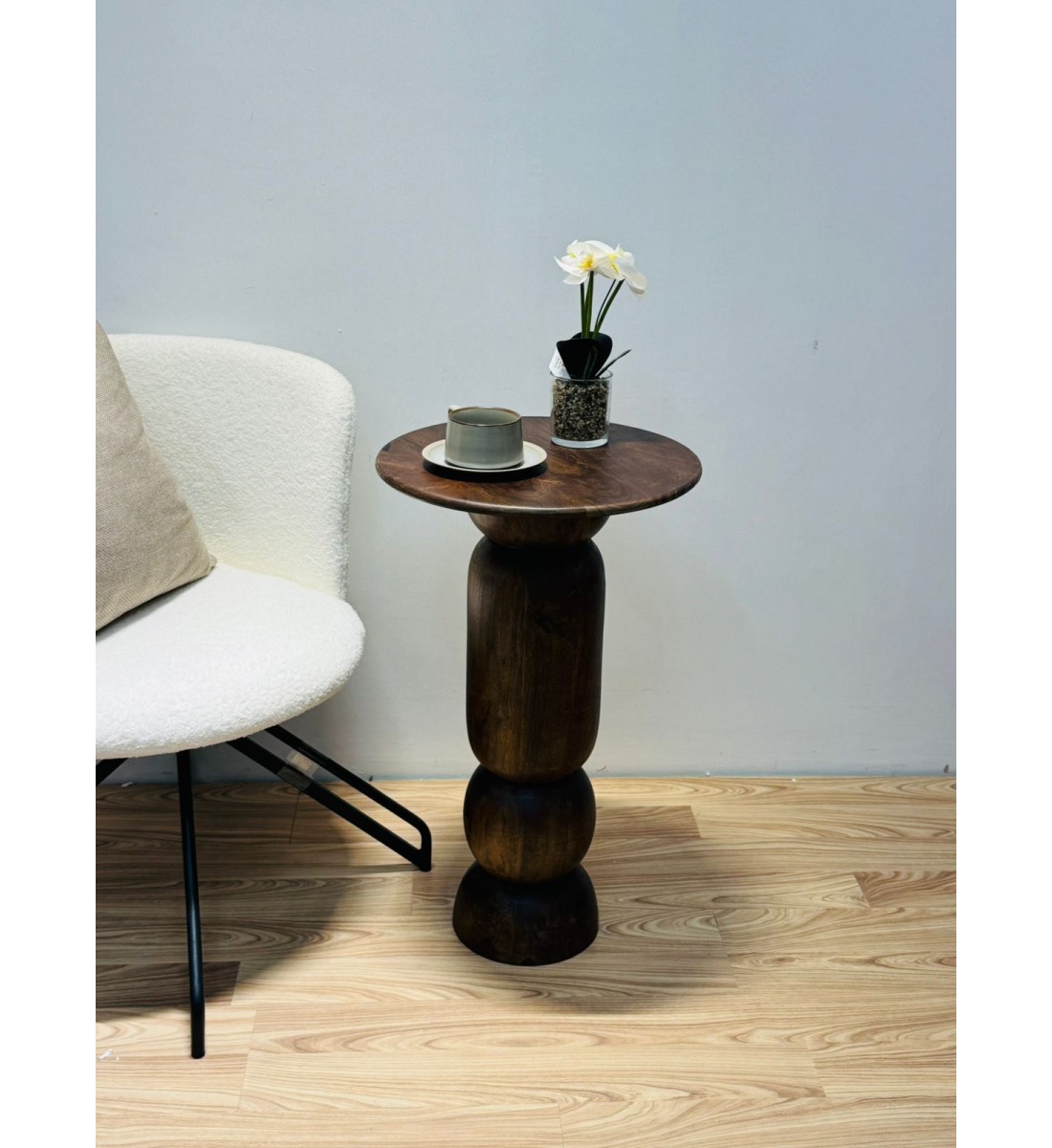 طاولة جانبية خشبية بتصميم كلاسيكي 40×40×68سم طاولة جانبية خشبية بتصميم كلاسيكي 40×40×68سم