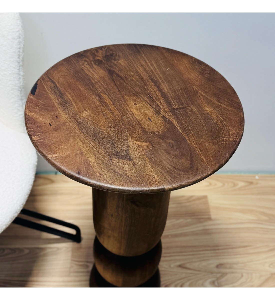 طاولة جانبية خشبية بتصميم كلاسيكي 40×40×68سم طاولة جانبية خشبية بتصميم كلاسيكي 40×40×68سم