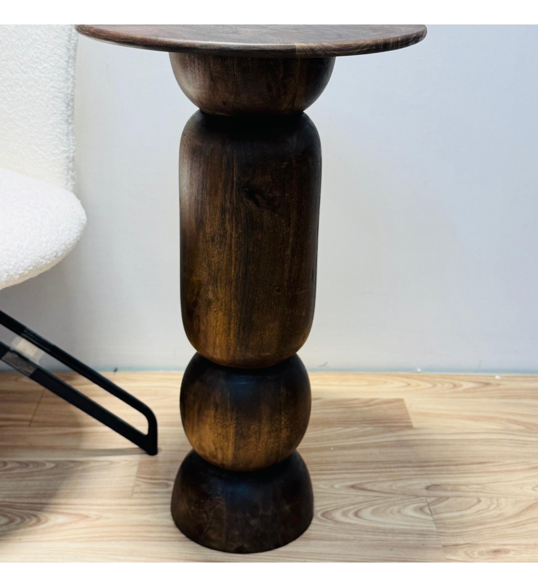 طاولة جانبية خشبية بتصميم كلاسيكي 40×40×68سم طاولة جانبية خشبية بتصميم كلاسيكي 40×40×68سم