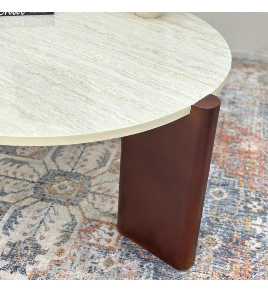 طاولة دائري سطح بديل الرخام قاعده خشب لون بني طاولة دائري سطح بديل الرخام قاعده خشب لون بني